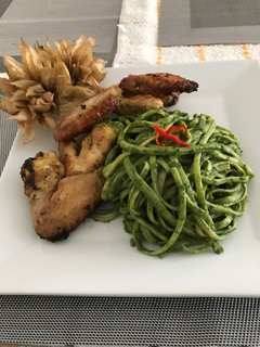 Una foto de Tallarines con salsa verde y alitas de pollo a lo Carmelita