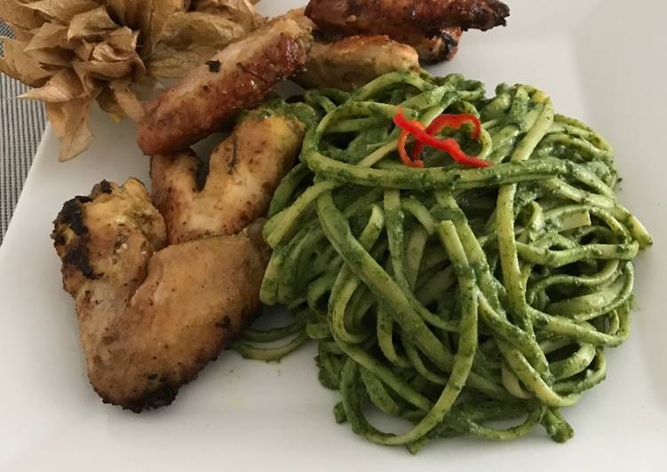 Tallarines con salsa verde y alitas de pollo a lo Carmelita