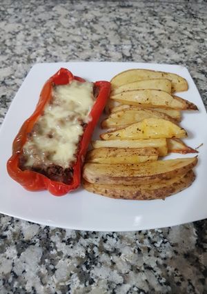 Una foto de Pimientos rellenos c/papas rústicas