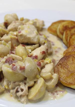 Una foto de Pollo al champignon con jamón crudo y papas doradas