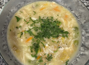 Una foto de Sopa plátano y pescado