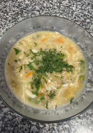 Una foto de Sopa plátano y pescado
