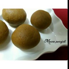 A picture of Rice kasaar/laddu.