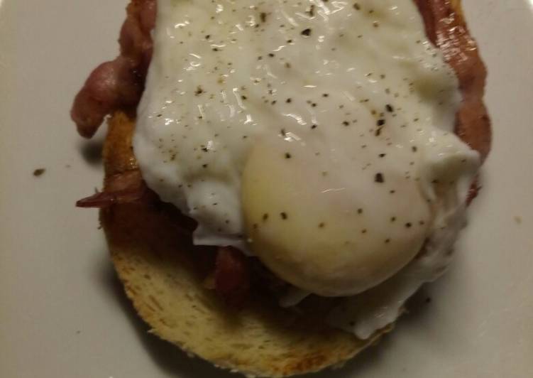 Pancetta and poached egg on toasted oregano bread