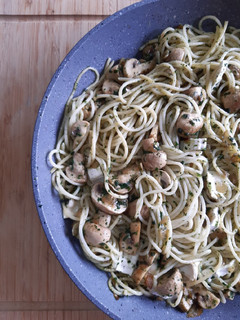 Una foto de Pasta con champiñones, espinacas y queso de cabra