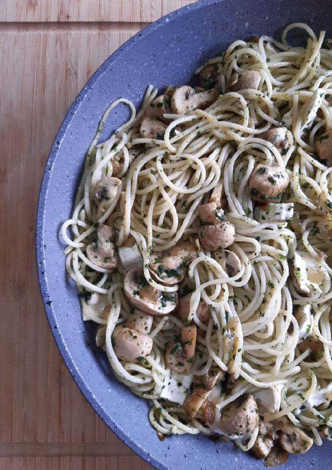Una foto de Pasta con champiñones, espinacas y queso de cabra