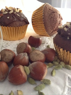 Una foto de Cupcakes de chocolate y cardamomo con avellanas