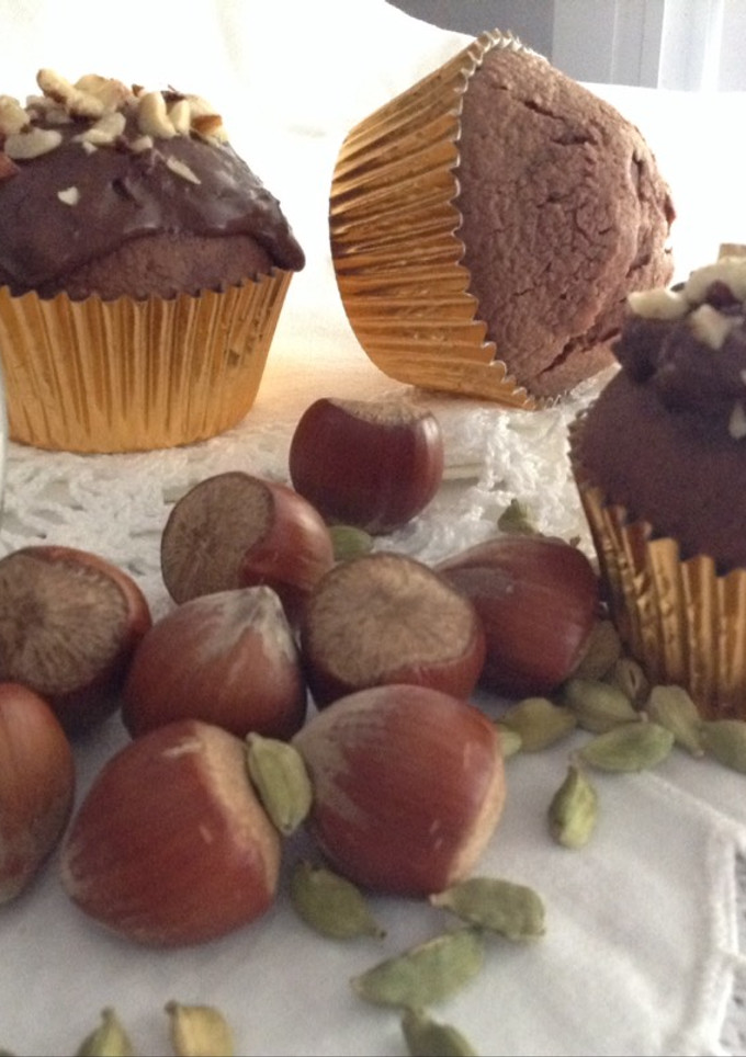 Una foto de Cupcakes de chocolate y cardamomo con avellanas