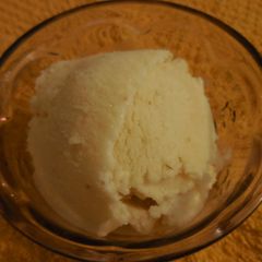 A picture of Lychee & Pineapple Gelato.