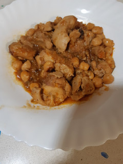 Una foto de Pollo con verduras y garbanzos