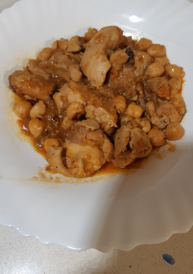 Una foto de Pollo con verduras y garbanzos