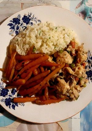 O poză a rețetei Orez cu piept de pui și legume.