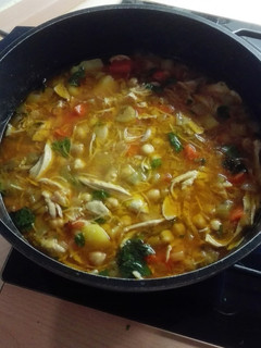 Una foto de Potaje de garbanzos con pollo