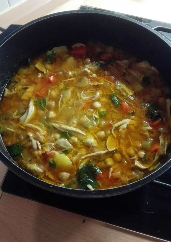 Una foto de Potaje de garbanzos con pollo