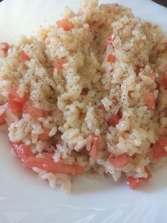 Una foto de Arroz con atún y tomate