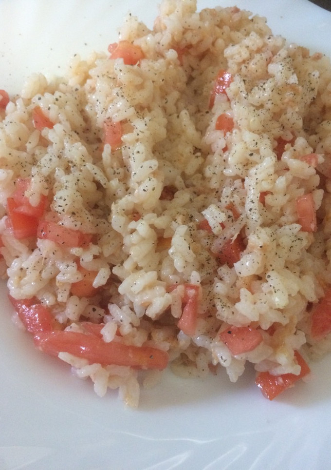 Una foto de Arroz con atún y tomate