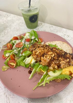 A picture of Omelette katsu sando.