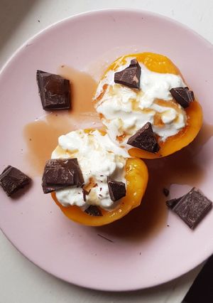 Une photo de Pêches au sirop au cottage cheese, sirop d'érable et chocolat