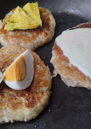 Una foto de Trio🥑 de arepas🫓 de yuca🧀🍳
