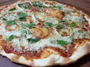 Una foto de pizza de queso de cabra