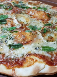 Una foto de Pizza 4 quesos con mermelada de tomate