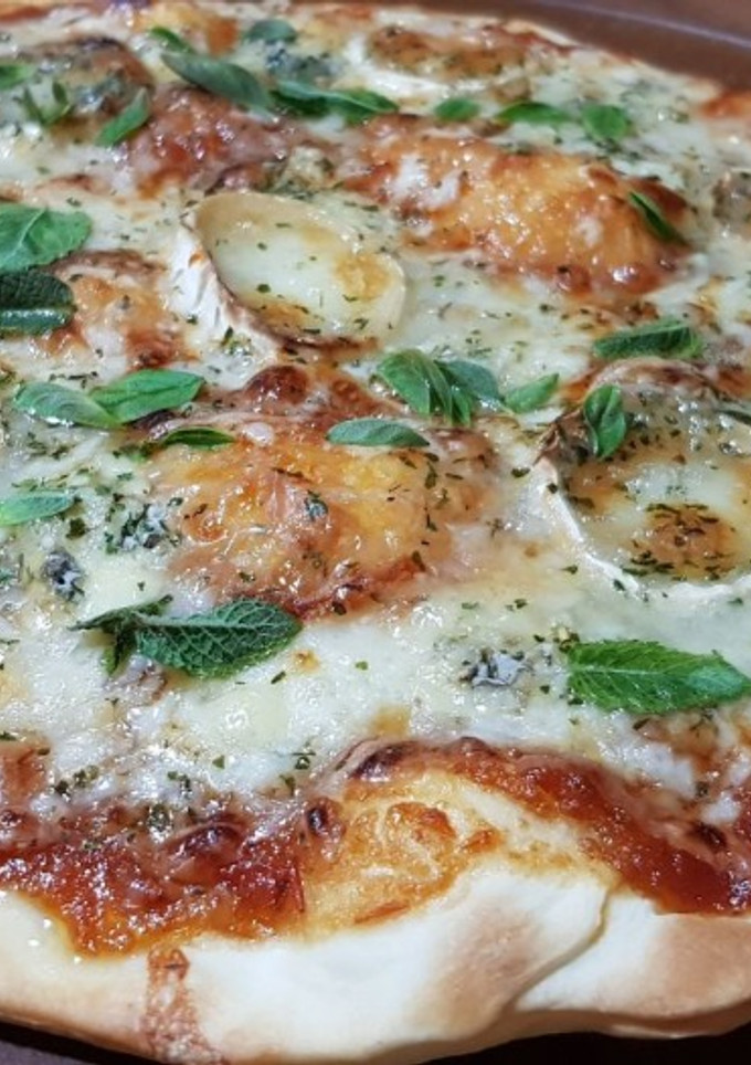 Una foto de Pizza 4 quesos con mermelada de tomate