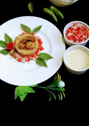 A picture of Beef pulao with green chutney and kachmoar.