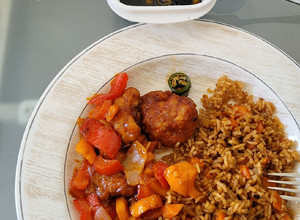 Una foto de Pollo agridulce chino con arroz