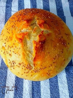 Una foto de Pan sin amasar con sésamo para tostas hecho en cazuela de barro