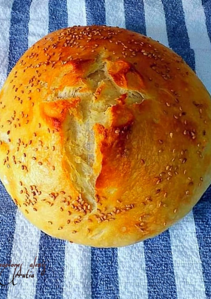 Una foto de Pan sin amasar con sésamo para tostas hecho en cazuela de barro