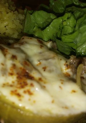 Una foto de Zapallitos rellenos con guarnición de arroz amarillo