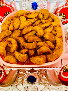 काजु मठरी (kaju mathri recipe in marathi) रेसिपी चे मुख्य फोटो