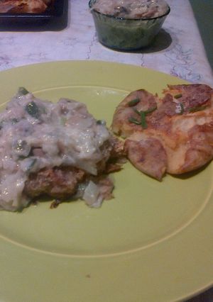 Una foto de Milanesas de cerdo con crema de champiñones, puerros y cebollas con papas aplastadas