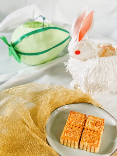 A picture of Salted Egg Yolk Custard Mooncakes (蛋黃奶皇月餅).