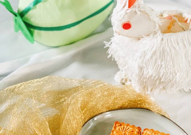 Salted Egg Yolk Custard Mooncakes (蛋黃奶皇月餅) Salted Egg Yolk Custard Mooncakes (蛋黃奶皇月餅)