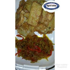 A picture of Suyan doya da kwai and minced meat sauce.