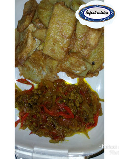 A picture of Suyan doya da kwai and minced meat sauce.