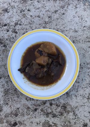 Una foto de Liebre guisada al punto de chocolate