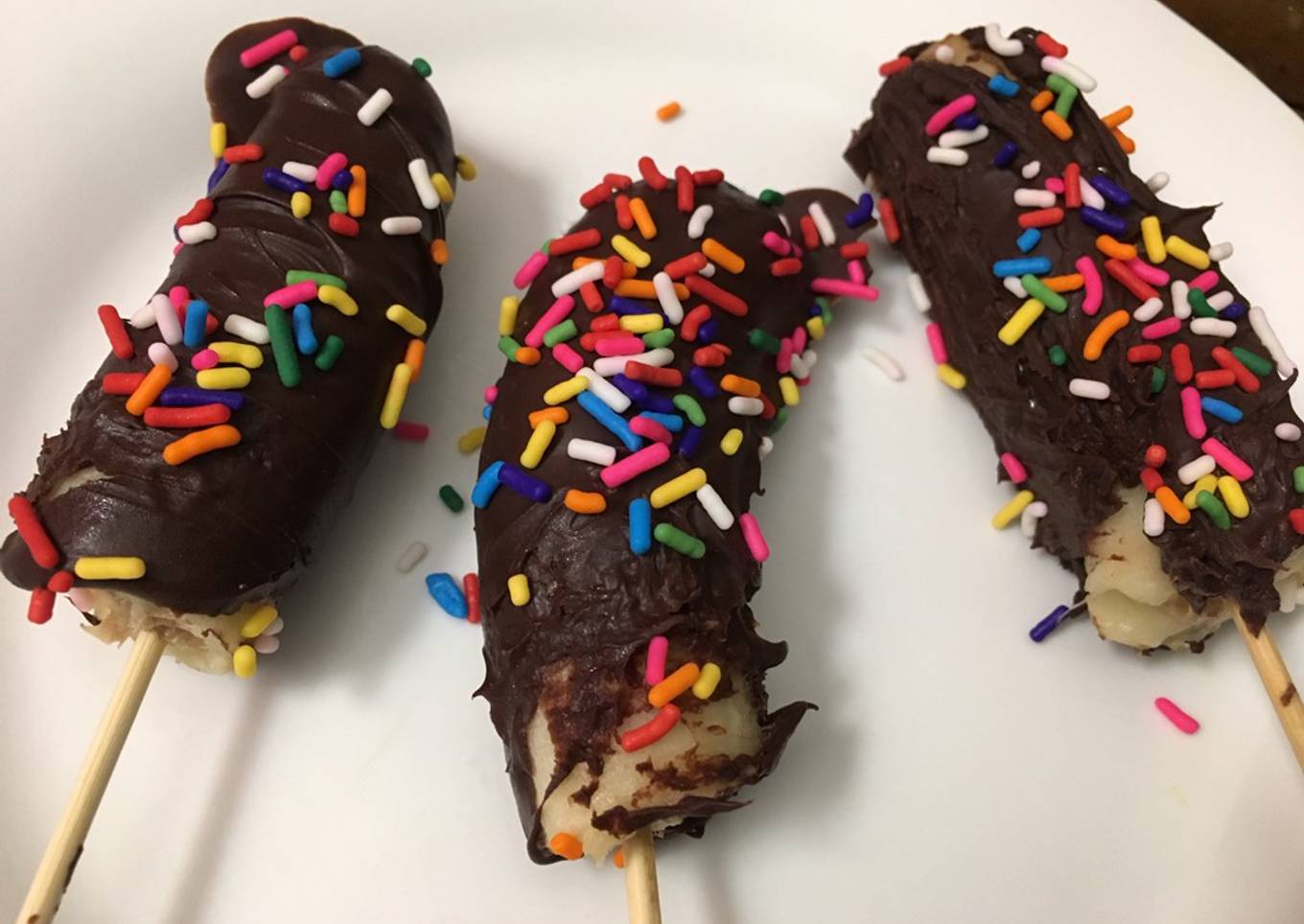 Kids treat frozen chocolate bananas 🍌