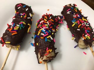 Kids treat frozen chocolate bananas 🍌