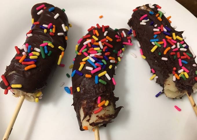 Kids treat frozen chocolate bananas 🍌