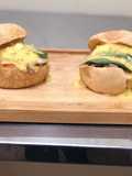 Huevos benedictinos con salsa bearnesa