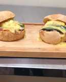 Huevos benedictinos con salsa bearnesa