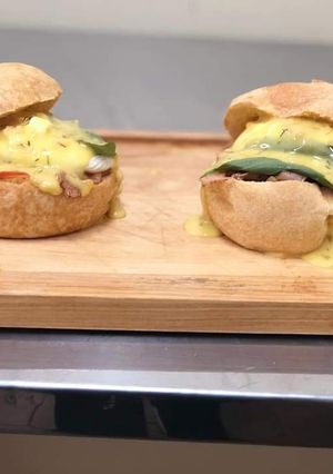 Una foto de Huevos benedictinos con salsa bearnesa