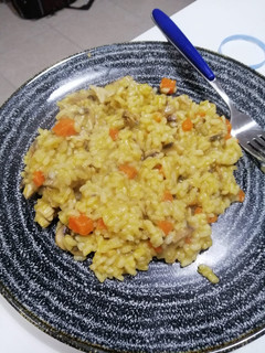 Una foto de Arroz caldoso con zanahoria, champiñones y pollo sin histamina