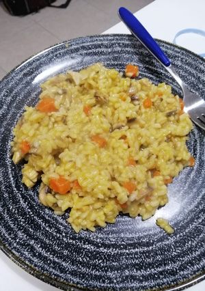 Una foto de Arroz caldoso con zanahoria, champiñones y pollo sin histamina