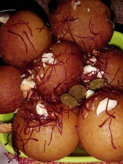 मैदा सूजी खोया के मिक्स गुलाब जामुन(Maida suji khoya ke mix gulab jamun recipe ih Hindi) रेसिपी मुख्य फोटो