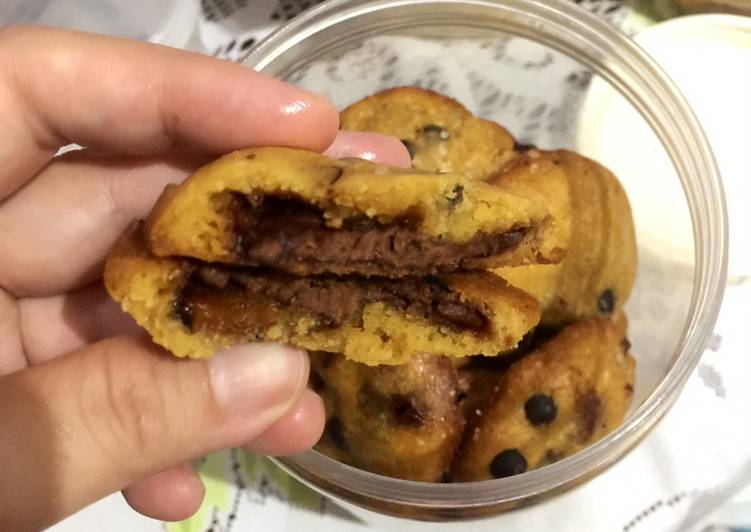 Chocolate chip cookies filling nutella luar garing dalamnya empuk