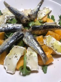 Una foto de Ensalada con sardinillas