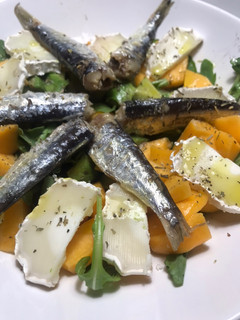 Una foto de Ensalada con sardinillas